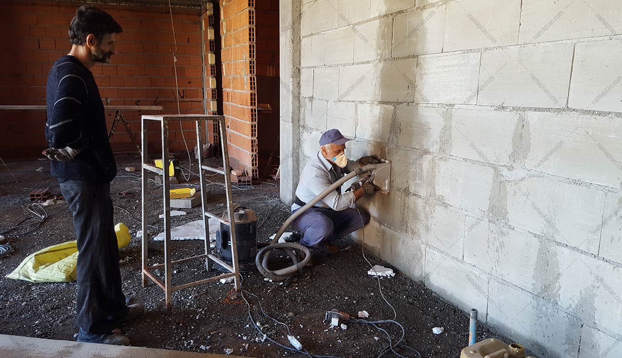 استفاده از دستگاه شیار زن و جارو برقی جهت اجرای دقیق و تمیز جای لوله ها در درون دیوارها