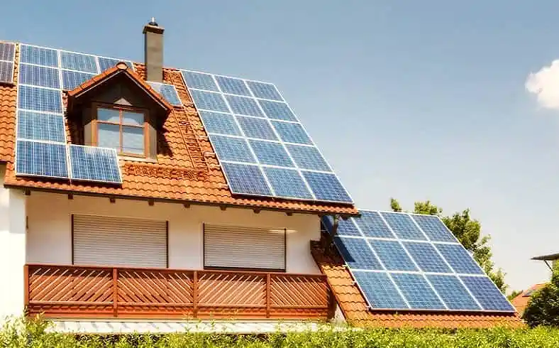 پنل خورشیدی روی سقف شیروانی